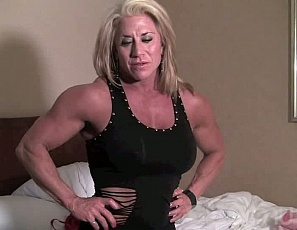 The advantage of being a mature bodybuilder is that Li’l Doll knows just what she can do with you in the bedroom. She tells you what' she’d do to you with her biceps and her feet in the bedroom as she poses nude, showing you how vascular she is, stroking her legs, glutes and pecs, and letting you look at her pretty kitty as she teases you.
